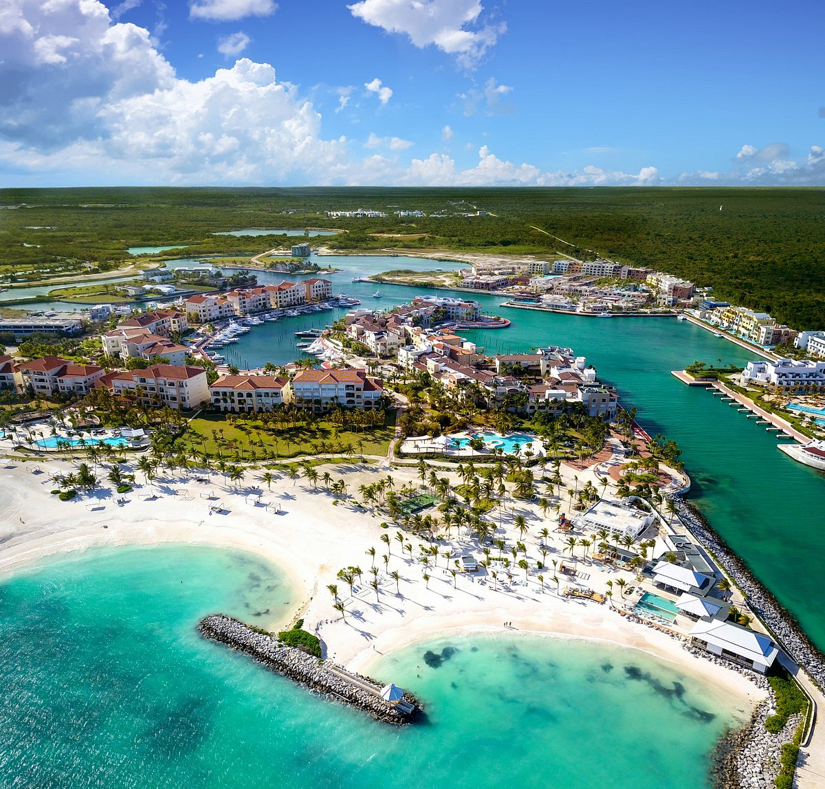 Vista aérea de Cap Cana, República Dominicana, con su marina