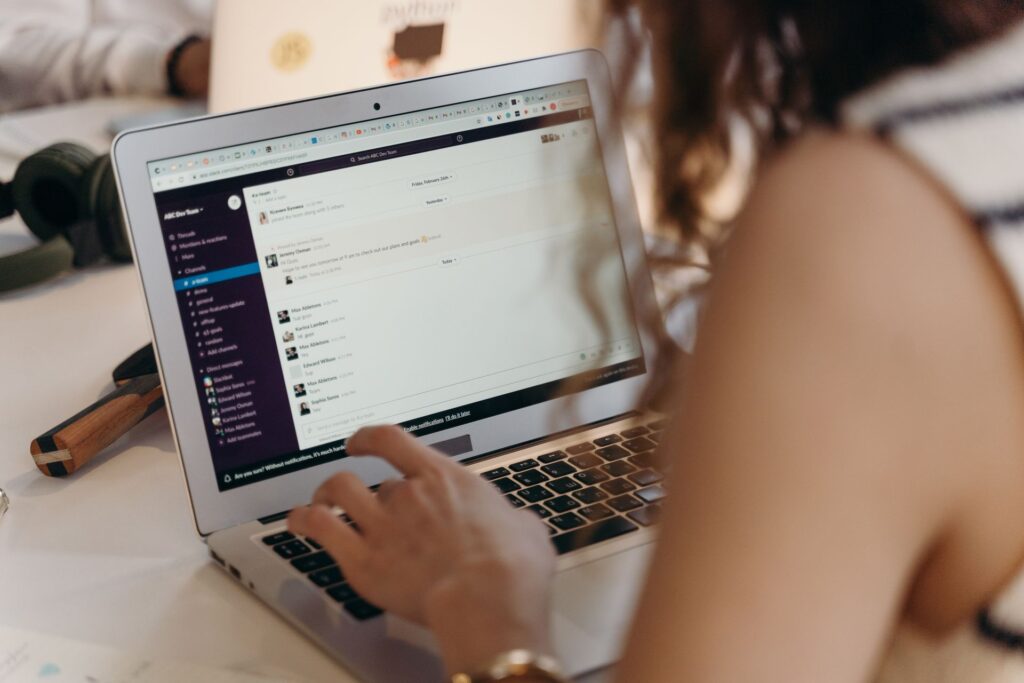 Persona gestionando información centralizada en una computadora desde HubSpot
