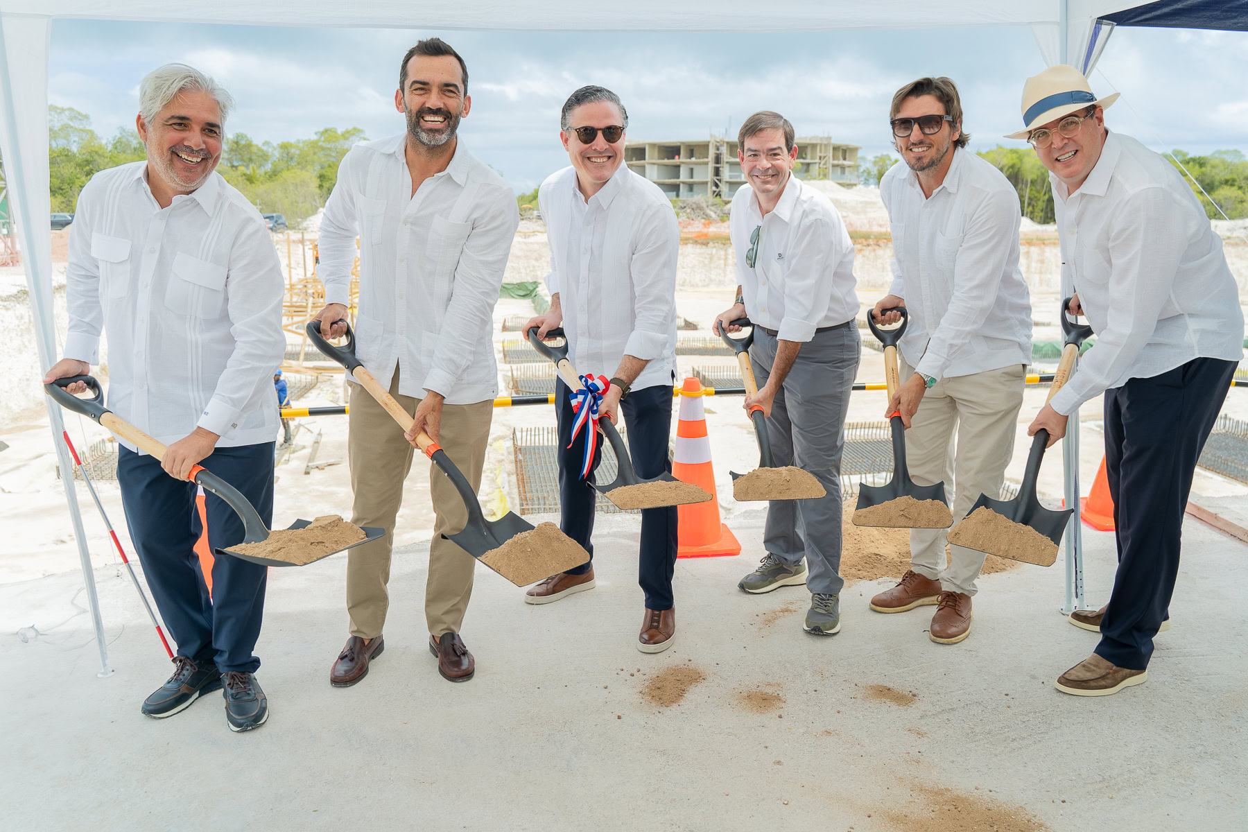 Primer picazo de Level Business Center en Cap Cana con el ministro de Vivienda Jean Luis Rodríguez y el equipo de Gesproin Group